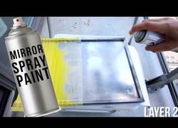 Enlace a Este tío convierte un cristal en un espejo simplemente pintando con un spray