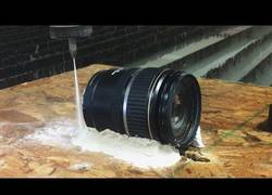 Enlace a ¿Cómo se ve un objetivo fotográfico cortado a la mitad por agua a presión?