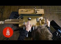 Enlace a Así es la máquina de los horrores que utilizan en las películas de miedo