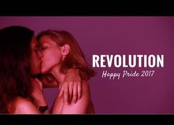 Enlace a Kissing Revolution: La campaña que te invita a mostrar el amor con orgullo