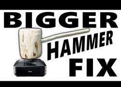 Enlace a Cómo arreglar una impresora con una maza gigante