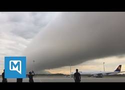 Enlace a Las nubes en forma de cilindro que parecía el fin del Mundo sobre el aeropuerto de Munich