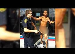 Enlace a Golpea brutalmente a un policía con la mano abierta y se lleva un disparo inmediatamente