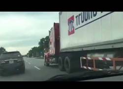 Enlace a MUY LOCO: Un camión estampa contra un muro a un policía que se agarraba para salvar su vida