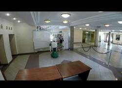 Enlace a Este robot le salva la vida a un niño tras subirse peligrosamente en esta estantería