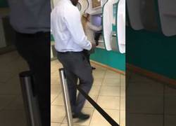 Enlace a Va a revisar su cuenta bancaria y pierde las bragas, literalmente