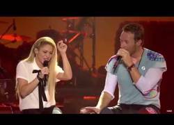 Enlace a Coldplay y Shakira cantando 