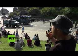 Enlace a Le silban la Marcha Imperial a la policía de Hamburgo tras los disturbios contra la gente