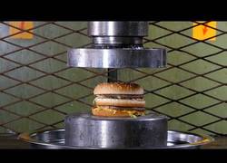 Enlace a Este es el resultado tras aplastar hamburguesas con la prensa hidráulica
