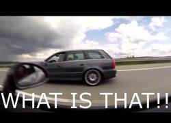 Enlace a El Porsche que se vio superado por otro coche en plena carretera