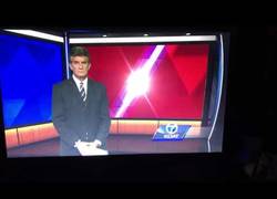 Enlace a Este presentador de noticias perdió la paciencia y los papeles en directo