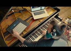 Enlace a Convierte su piano en una guitarra eléctrica para hacer un solo con Slash