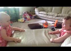 Enlace a Estos gemelos se divierten golpeándose en la cabeza