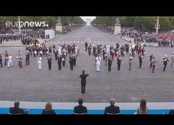 Enlace a La banda militar de Francia sorprende en pleno desfile del 14 de Julio interpretando a Daft Punk