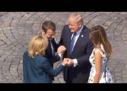 Enlace a Trump y Macron protagonizan el apretón de manos más largo de la historia