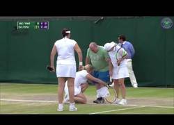 Enlace a Aconseja a las mujeres como jugar al tenis y lo sacan al campo a que muestre sus habilidades