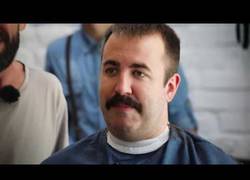 Enlace a Castelo cambia la barba por el bigote facha: 