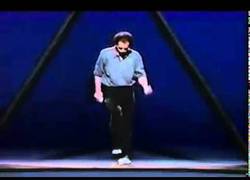 Enlace a El alucinante show de Michael Moschen con pelotas y un triángulo