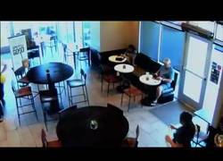 Enlace a Entra a robar a un Starbucks con la máscara de Transformers pero los planes no salen como pensaba