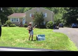 Enlace a El niño que sorprende a todo el mundo tocando Heavy con su guitarra en su jardín