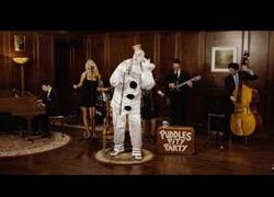 Enlace a Un clásico de Blink 182 cantado por un payaso, el gran Puddles Pity Party
