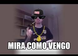 Enlace a Esta persona te da una clase magistral para rapear en modo Dios