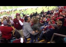 Enlace a Se meten con ella en pleno partido e imita a Miley Cyrus a la perfección