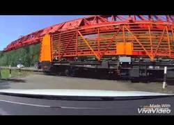 Enlace a No espera unos segundos más para pasar por un cruce ferroviario y se lleva un gran fail