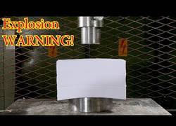 Enlace a Esto sucede cuando intentas aplastar 1500 hojas de papel con una prensa hidráulica