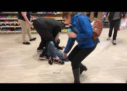 Enlace a La pillan robando en esta tienda y se pone a agredir como una verdadera loca