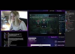 Enlace a A esta gamer se le quema la rubia melena mientras retransmite por Twitch