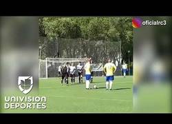 Enlace a Roberto Carlos destroza a uno que hace de barrera intentando recrear su mítico gol contra Francia