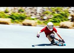 Enlace a Más difícil todavía: bajando con Red Bull en longboard por una carretera en pendiente y sin manos