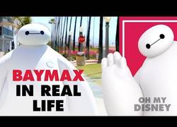Enlace a Sacan de la ficción al Baymax de Disney, lo llevan a la vida real y la gente lo adora