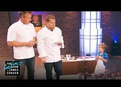 Enlace a [Inglés] James Corden y Gordon Ramsay son el jurado del show Master Chef Junior Junior con bebés