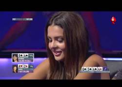 Enlace a Modelo finlandesa se la juega al 5 veces campeón mundial de póker Ronnie Bardah