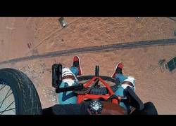 Enlace a Se lanza desde una avioneta con una bicicleta y hace freestyle en plena caída