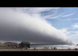 Enlace a La increíble nube que cubrió toda la playa de California