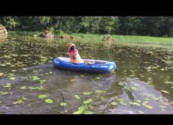 Enlace a Este T-Rex saltando sobre su barca hinchable es lo mejor que vas a ver hoy