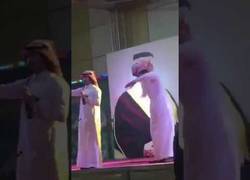 Enlace a Arabia Saudí encarcela a un cantante por hacer este gesto