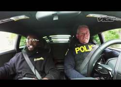 Enlace a El policía más enrollado de Canadá al ver un gran deportivo