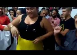 Enlace a El pastor brasileño que logró rezando que esta mujer bajase 35kg