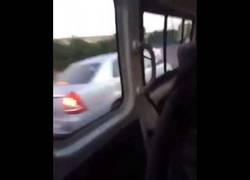 Enlace a [Abstenerse sensibles] Logran grabar desde un taxi un tremendo accidente a escasos metros