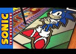 Enlace a Esta gigante secuencia de caída de piezas de domino homenaje a Sonic no puede ser más espectacular