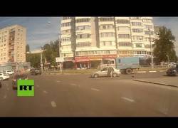 Enlace a Bebé se cae de un coche en marcha en Rusia, como no