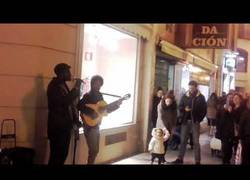 Enlace a De inmigrante discriminado a cantante callejero que asombra a todos con su gran voz