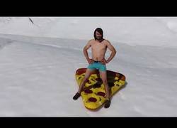 Enlace a Se tira desde un iceberg medio en pelotas y encima de un hinchable con forma de pizza