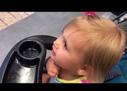 Enlace a Esta niña está desesperada porque su padre es una estatua de Batman y no le hace caso