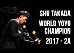 Enlace a La exhibición del campeón mundial de yo-yo que te dejará con el culo torcido