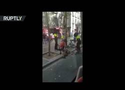 Enlace a Las conmovedoras imágenes de un policía consolando a un bebé en medio de la tragedia de Barcelona